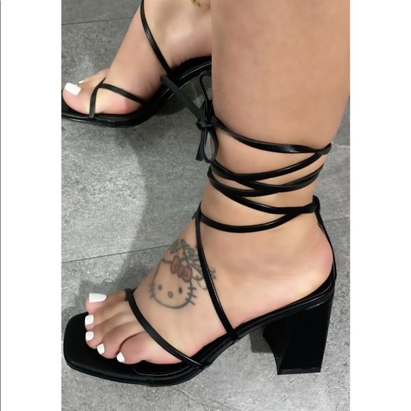 Shoes - NEW Wrapped Around Toe Ring Heel BLACK